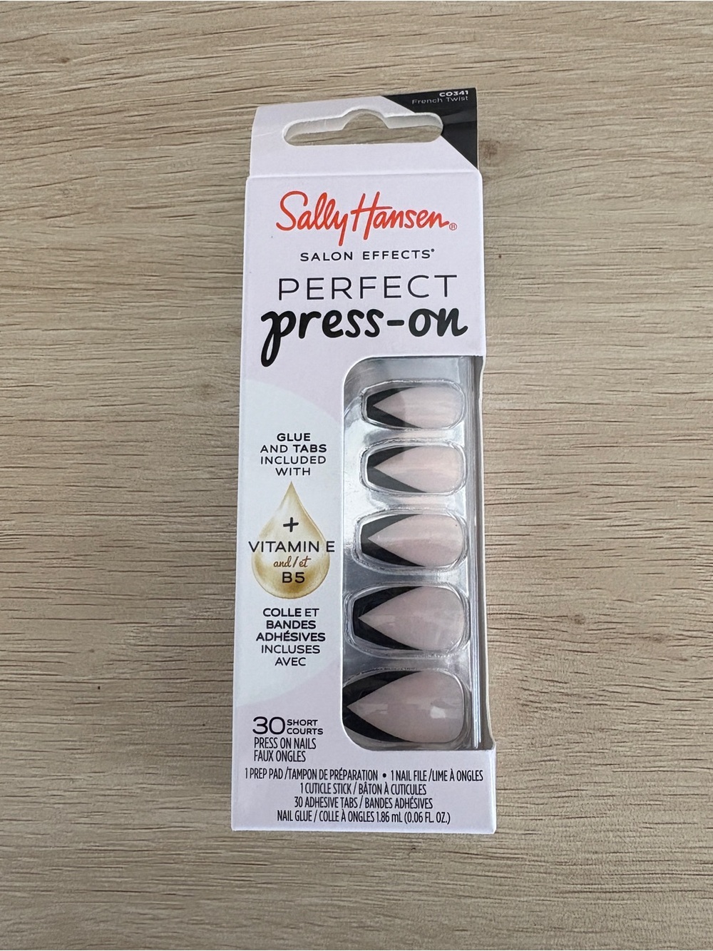 SALLY HANSEN Perfect Press-On Nude & Black French Tip Nails